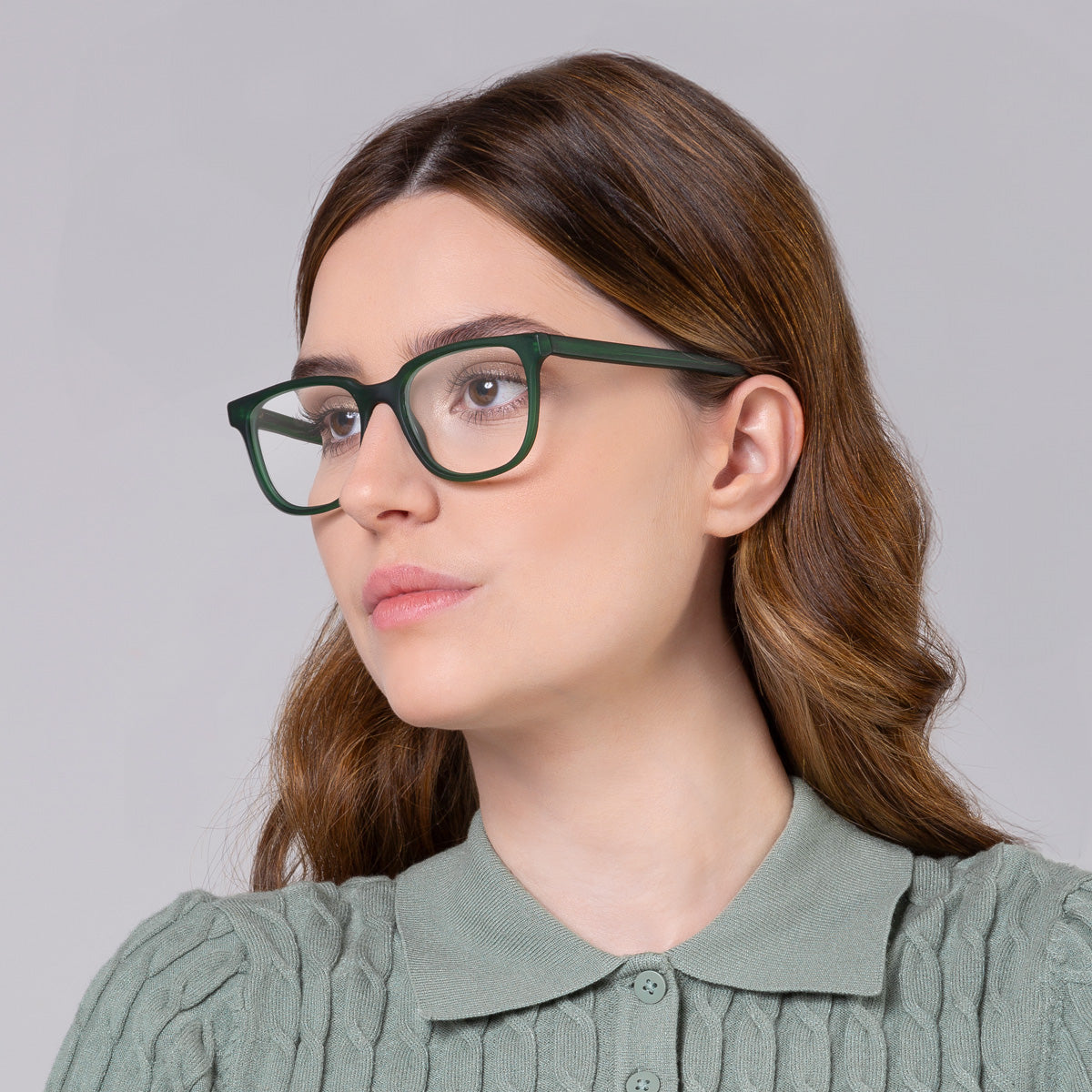Armação Carter Green Fosco em modelo com rosto grande.