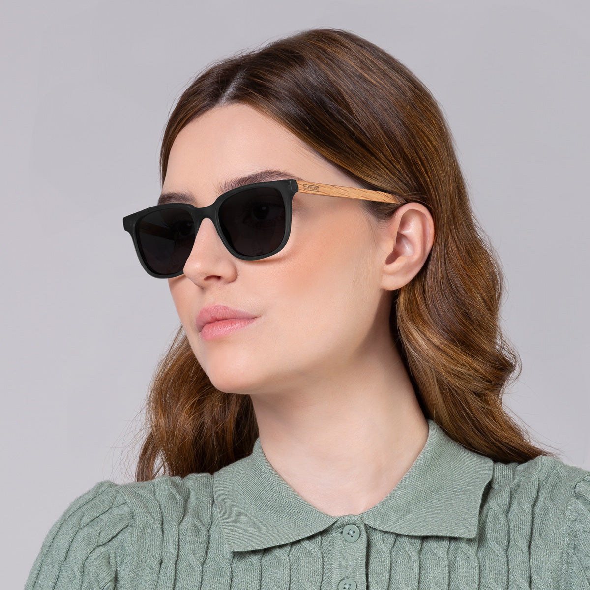 Óculos Carter Black Label em modelo com rosto grande.