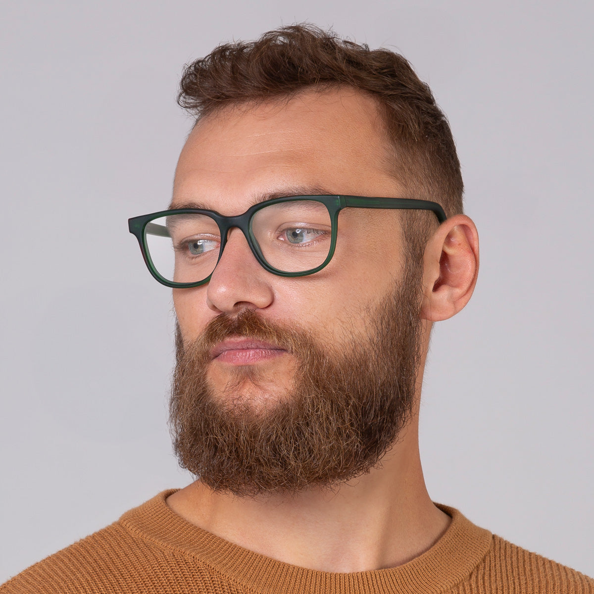 Armação Carter Green Fosco em modelo com rosto grande.