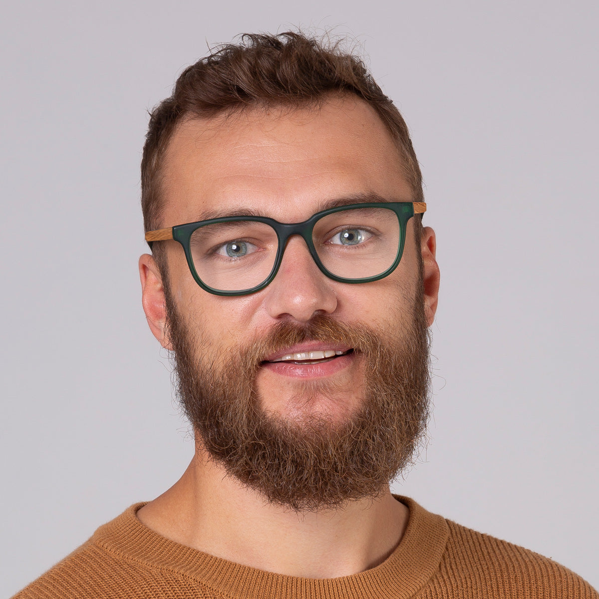 Armação Carter Green Label em modelo com rosto grande.