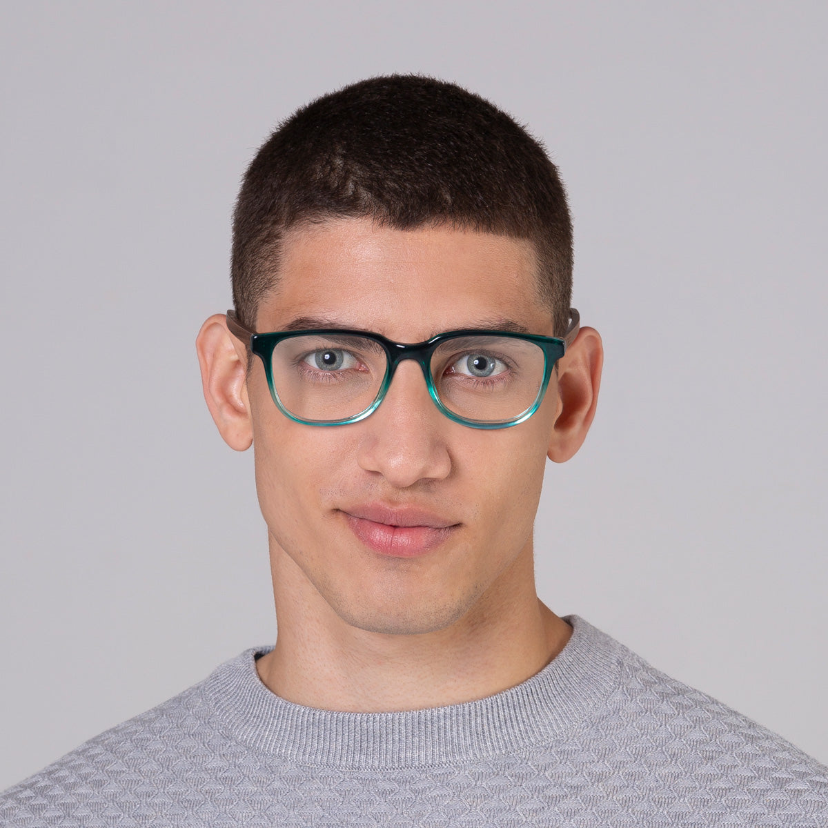 Armação Carter Verde Oceano em modelo com rosto médio. 