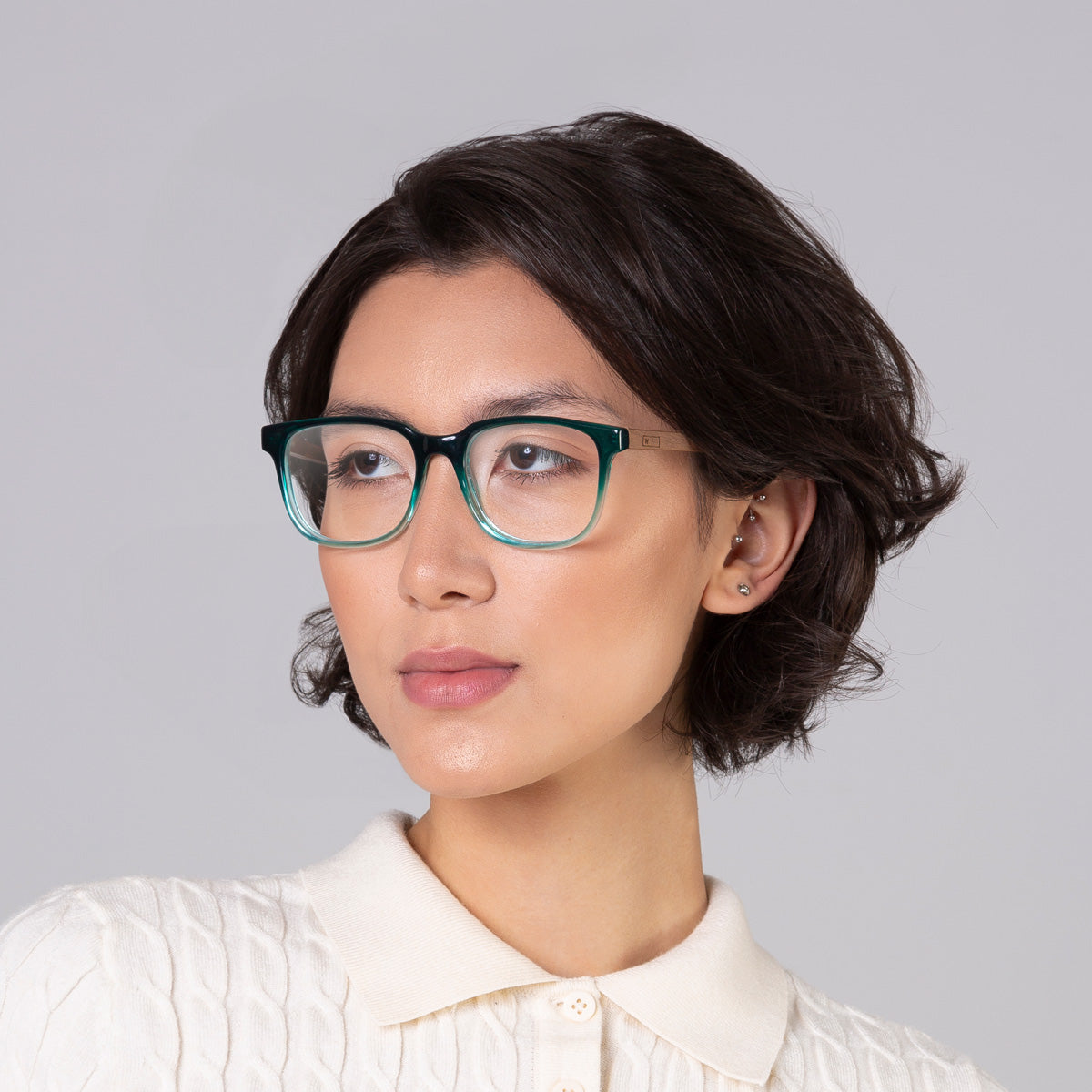 Armação Carter Verde Oceano em modelo com rosto médio.
