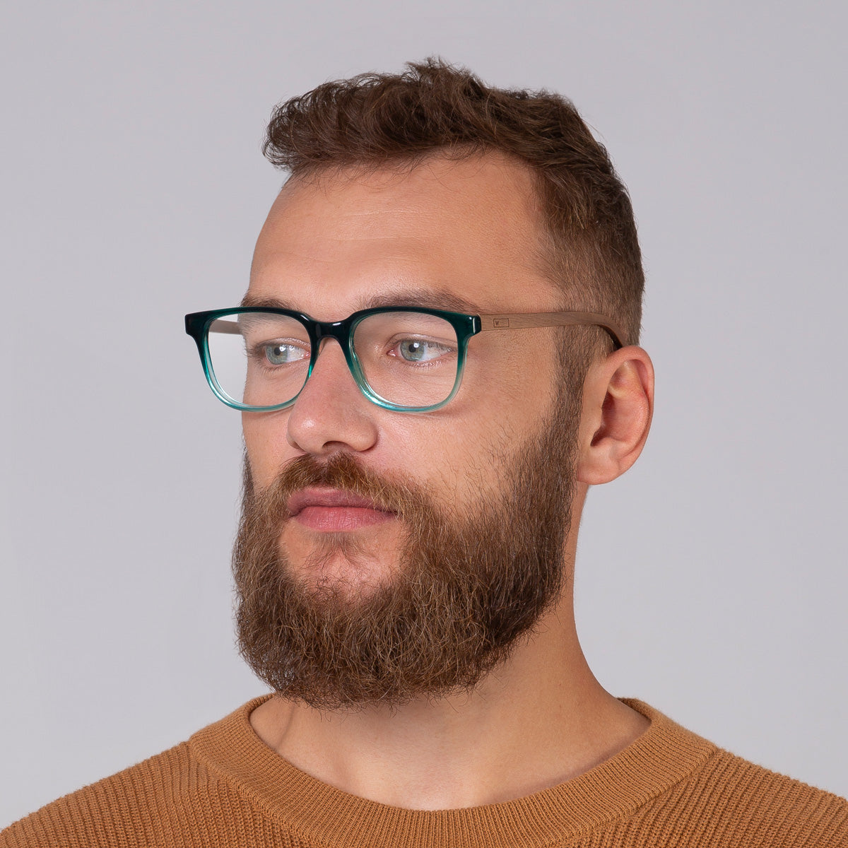 Armação Carter Verde Oceano em modelo com rosto grande.