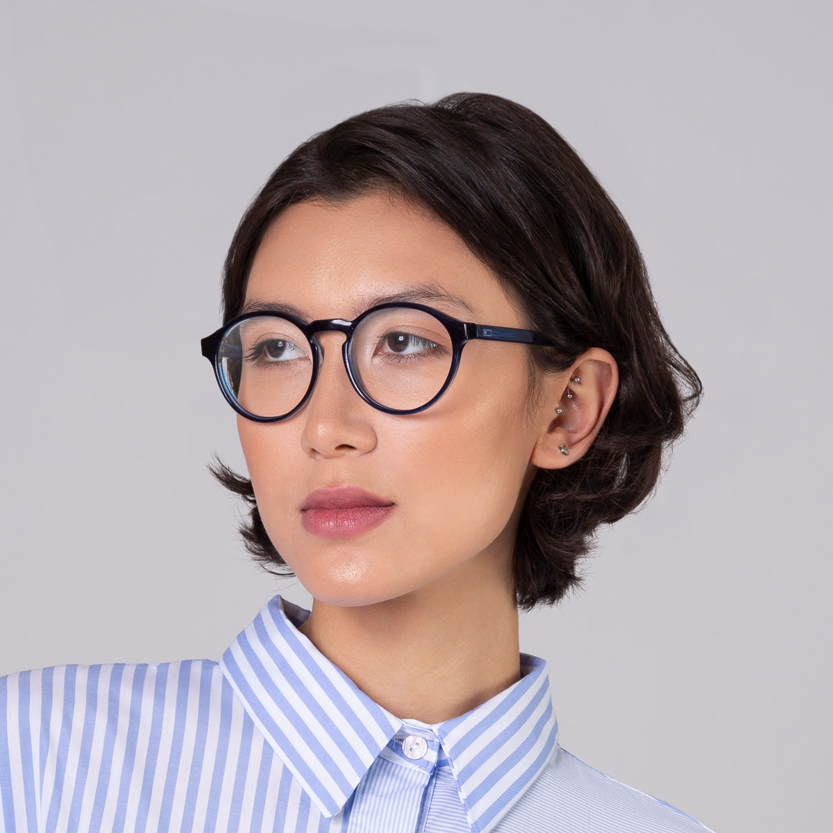 Armação Elli Blue em modelo com rosto médio.