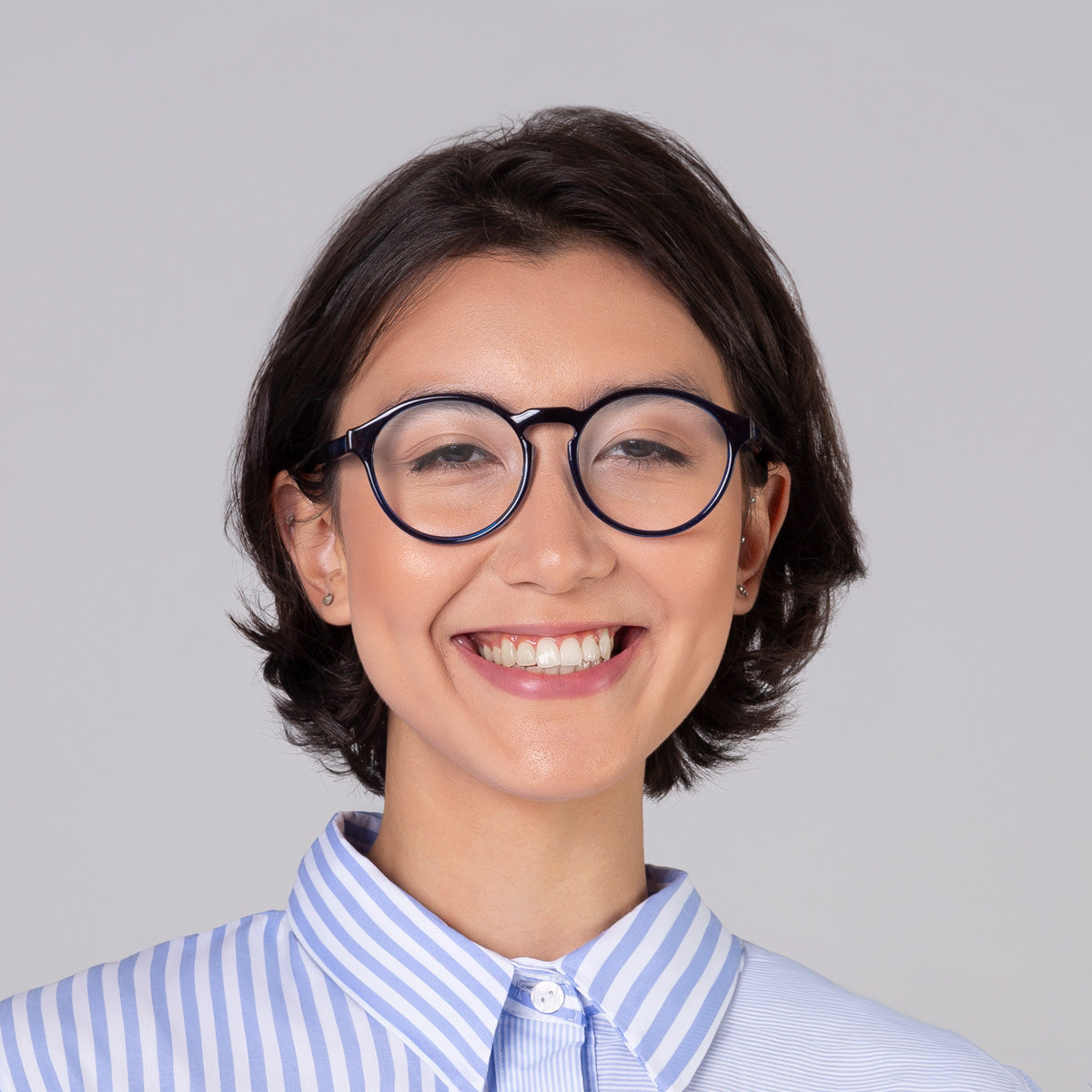 Armação Elli Blue em modelo com rosto médio.