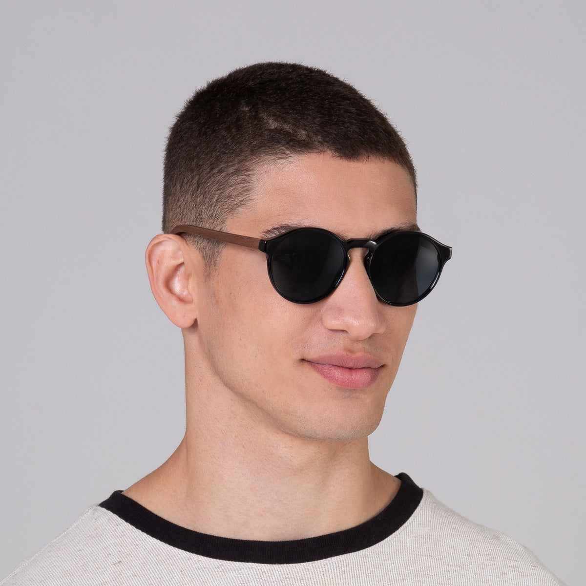 Óculos Elli Black em modelo com rosto médio.