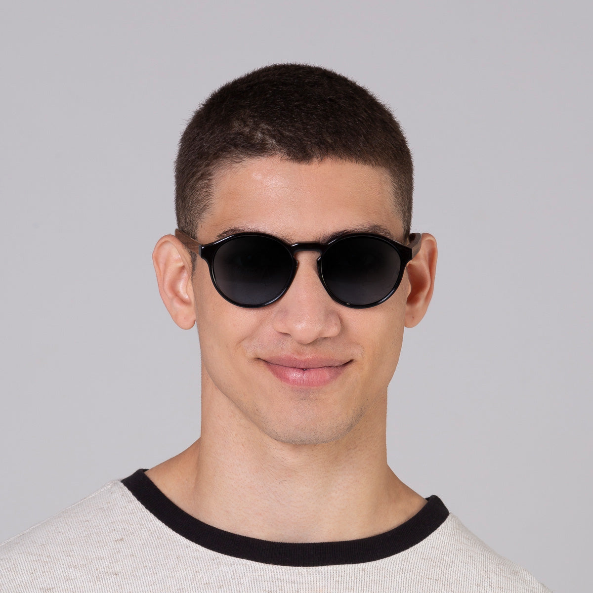 Óculos Elli Black em modelo com rosto médio.