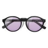 Elli Black com lente colorida lilas
