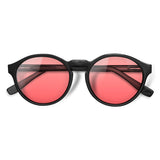 Elli Black com lente colorida vermelho