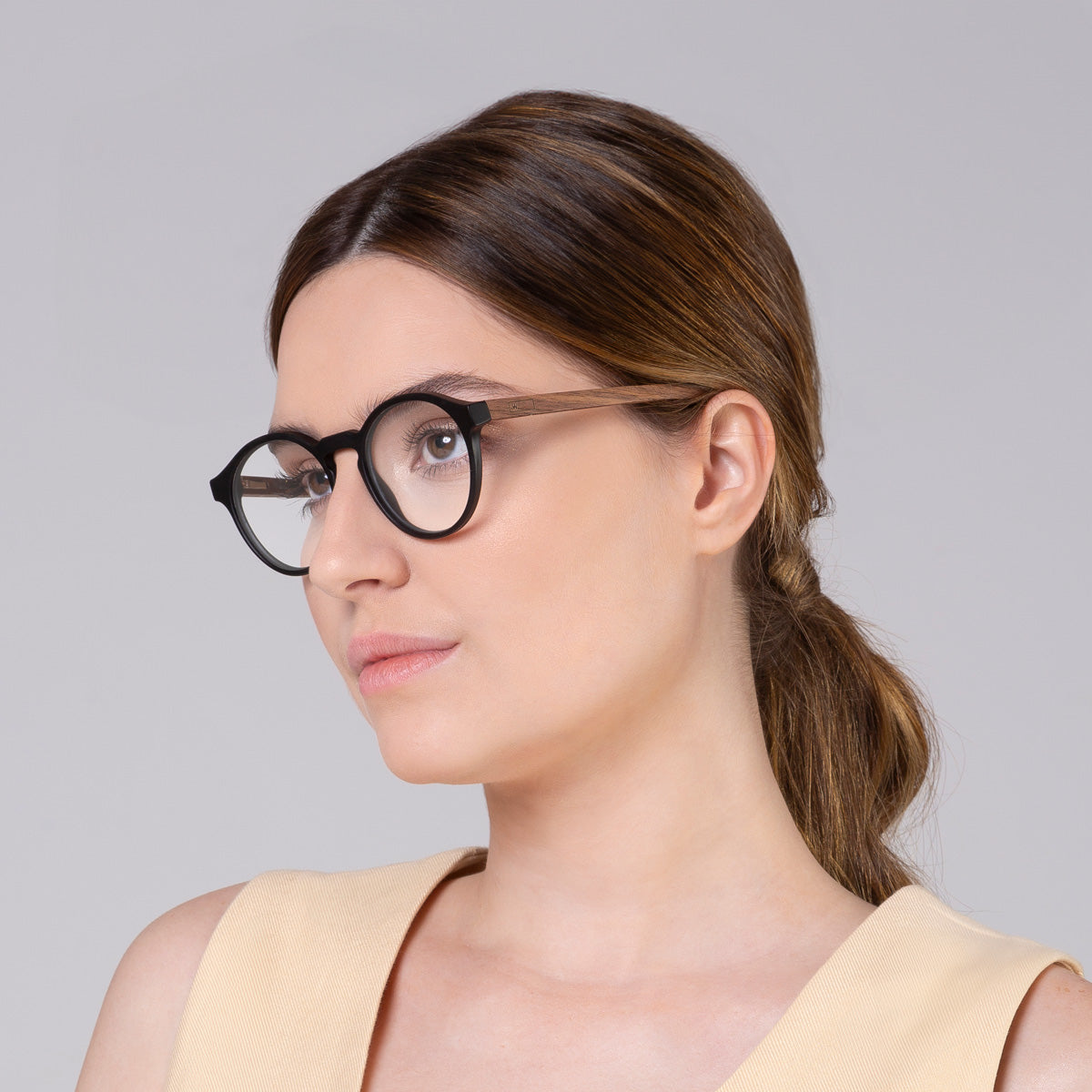 Armação Elli Black Fosco em modelo com rosto grande.