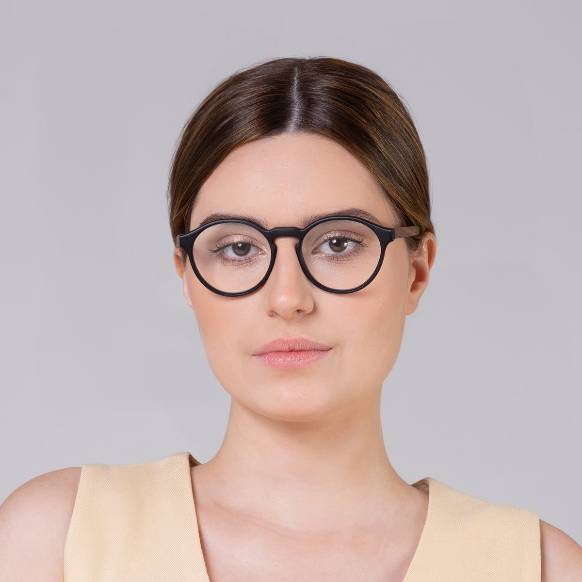 Armação Elli Black Fosco em modelo com rosto grande.