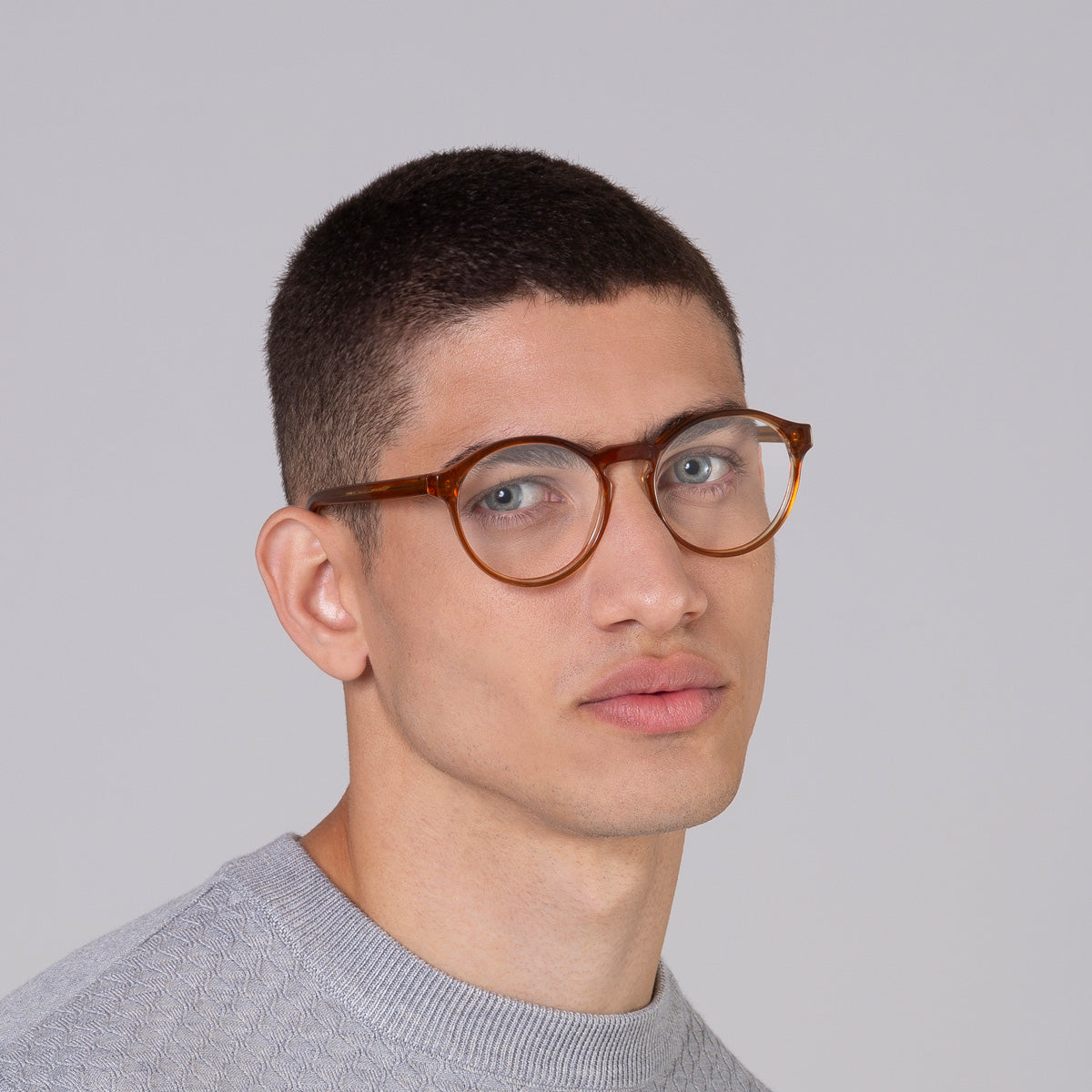 Armação Elli Camel em modelo com rosto médio.