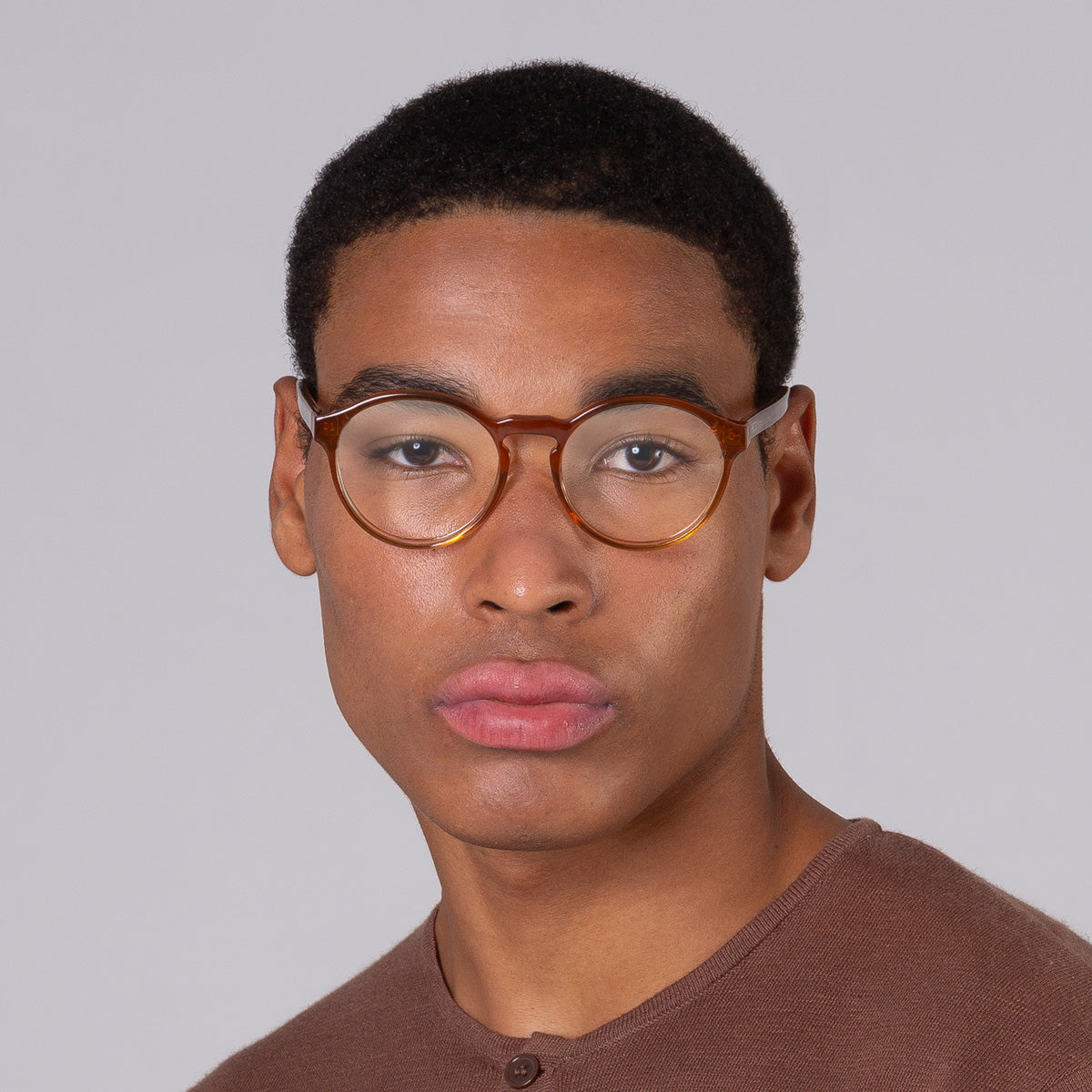 Armação Elli Camel em modelo com rosto grande.