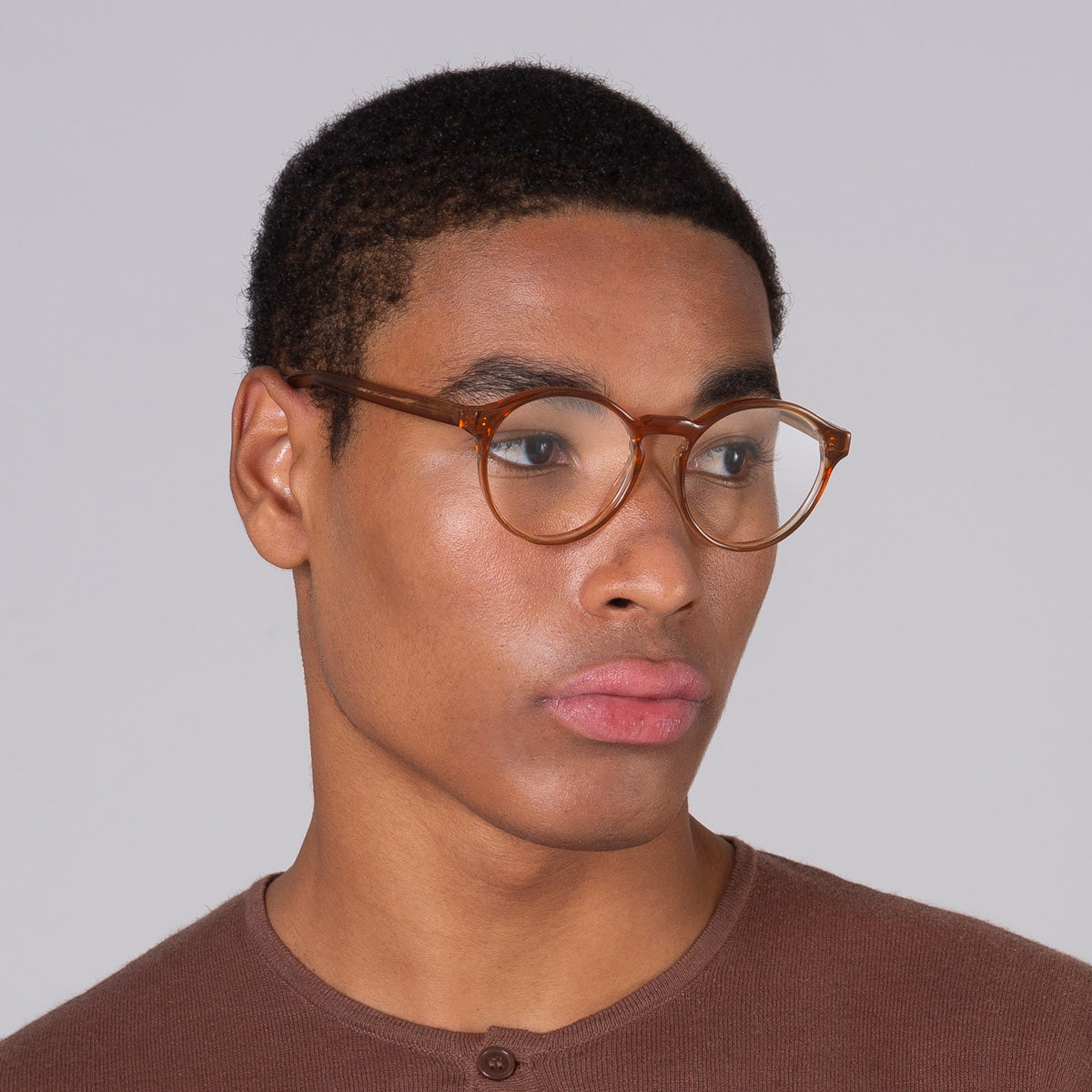 Armação Elli Camel em modelo com rosto grande.