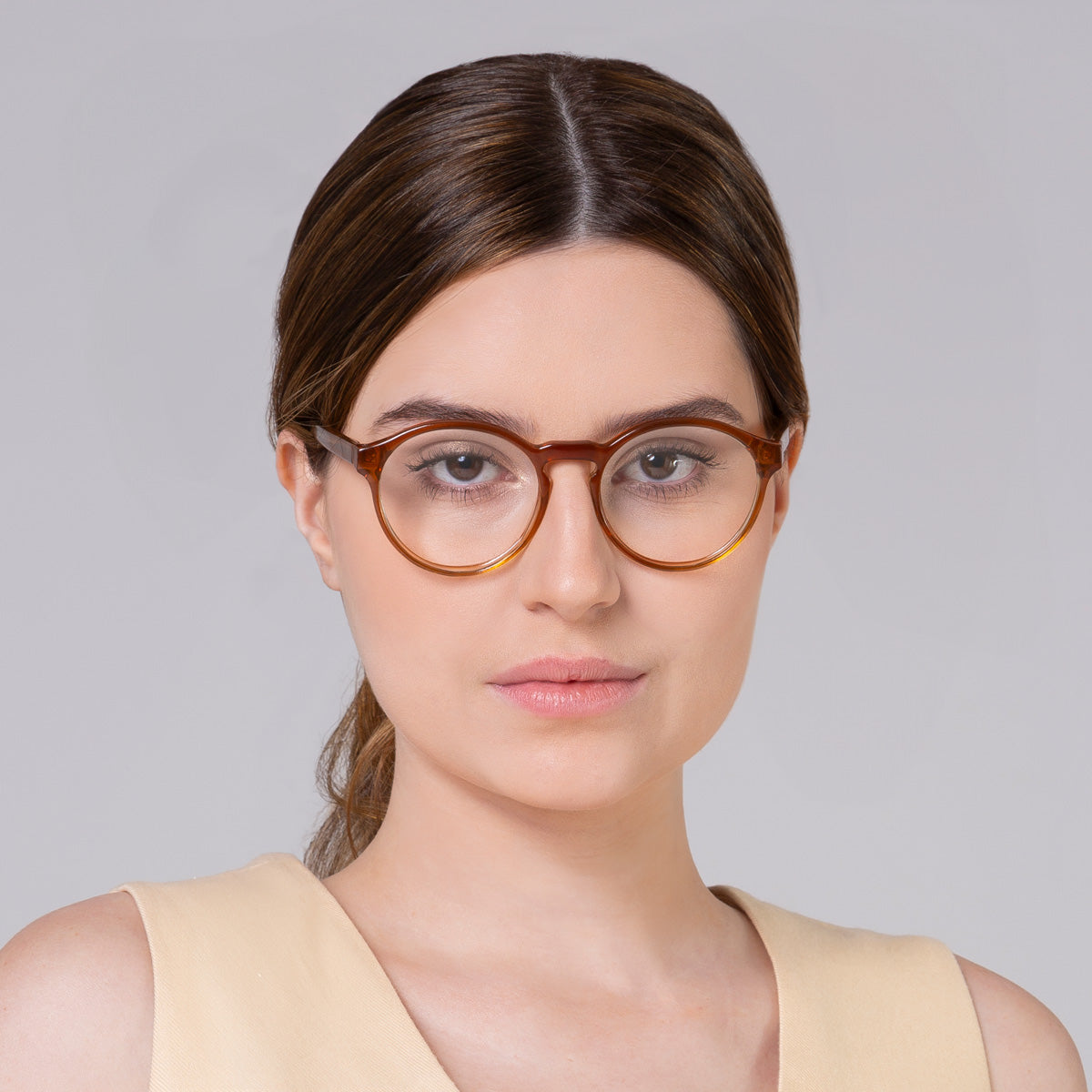 Armação Elli Camel em modelo com rosto grande.