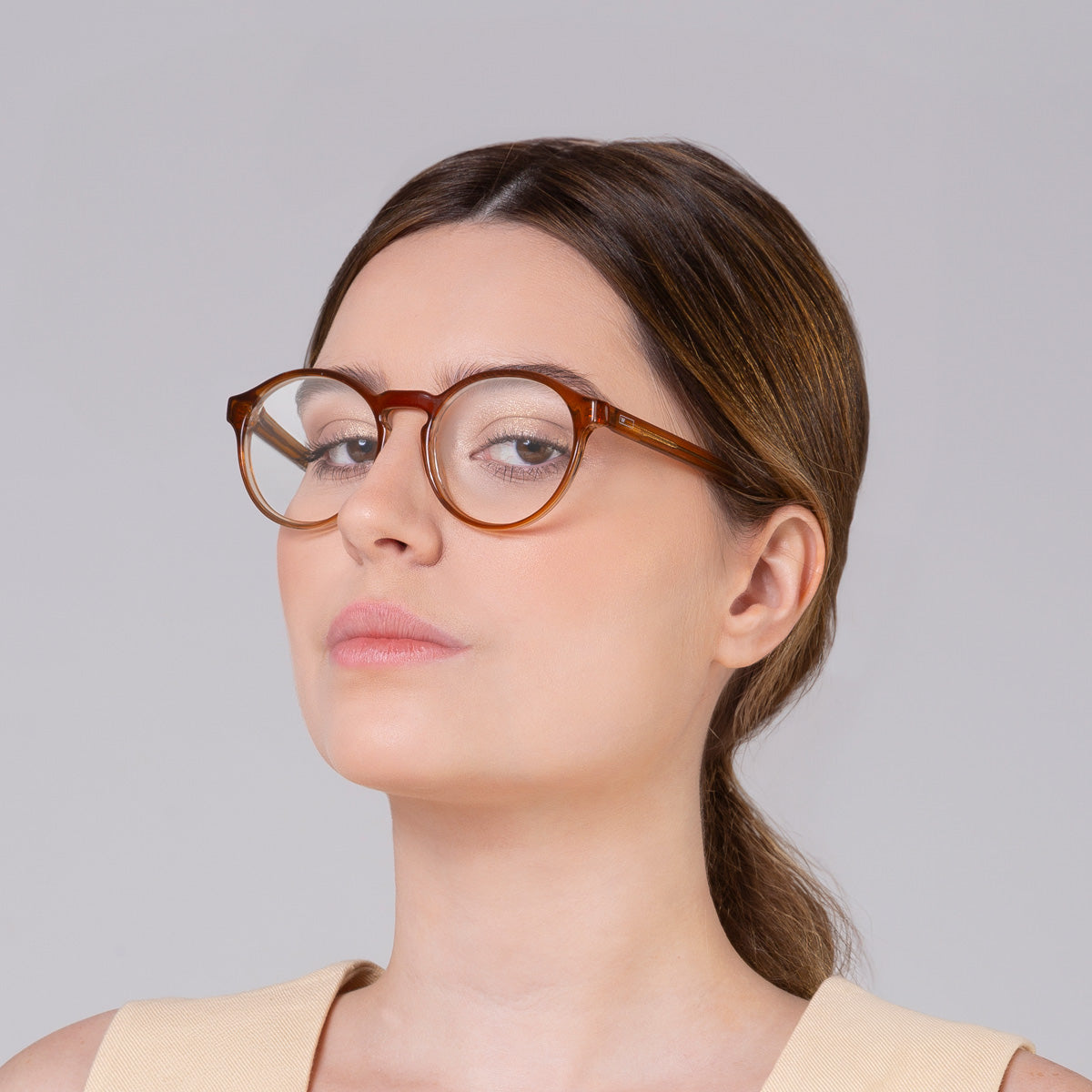 Armação Elli Camel em modelo com rosto grande.