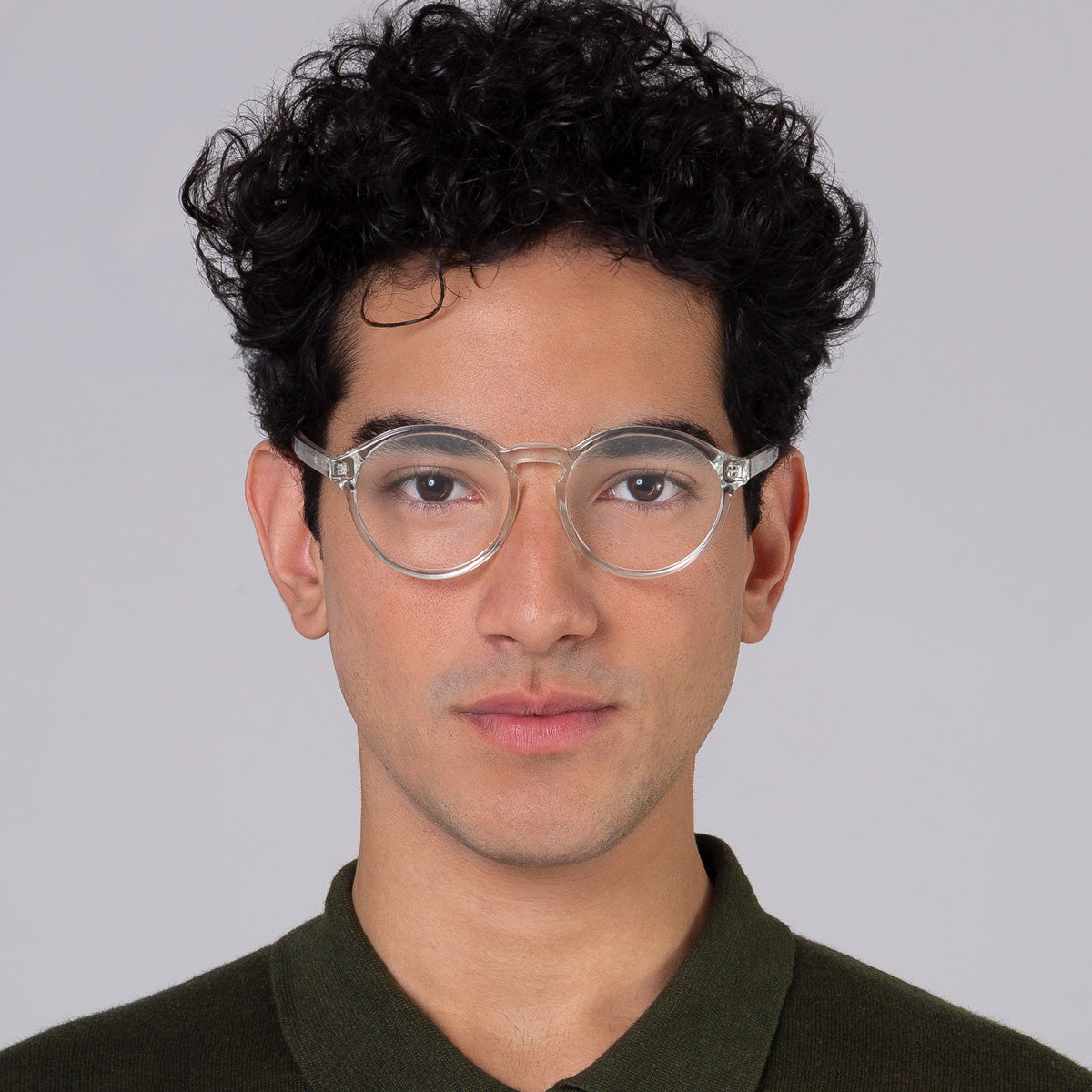 Armação Elli Cristal em modelo com rosto grande.