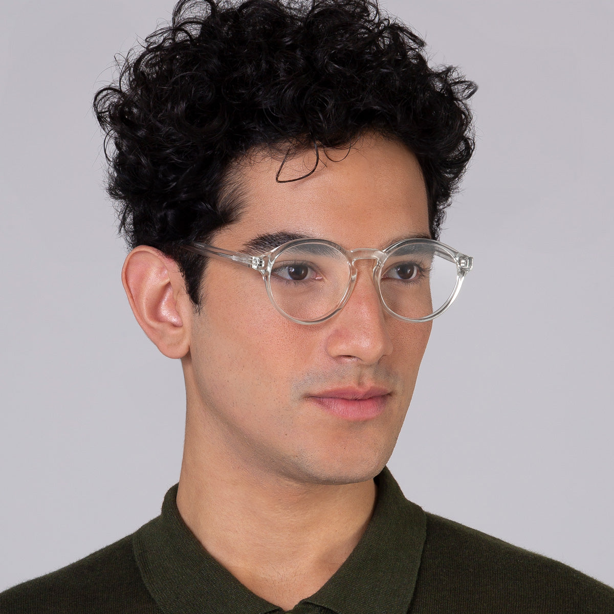 Armação Elli Cristal em modelo com rosto grande.