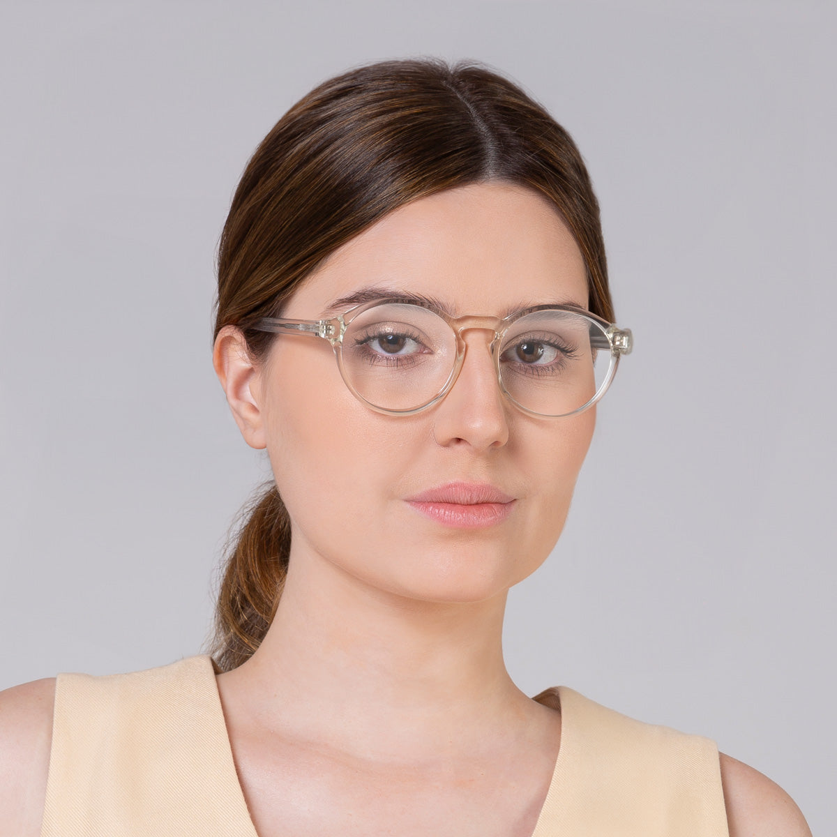 Armação Elli Cristal em modelo com rosto grande.