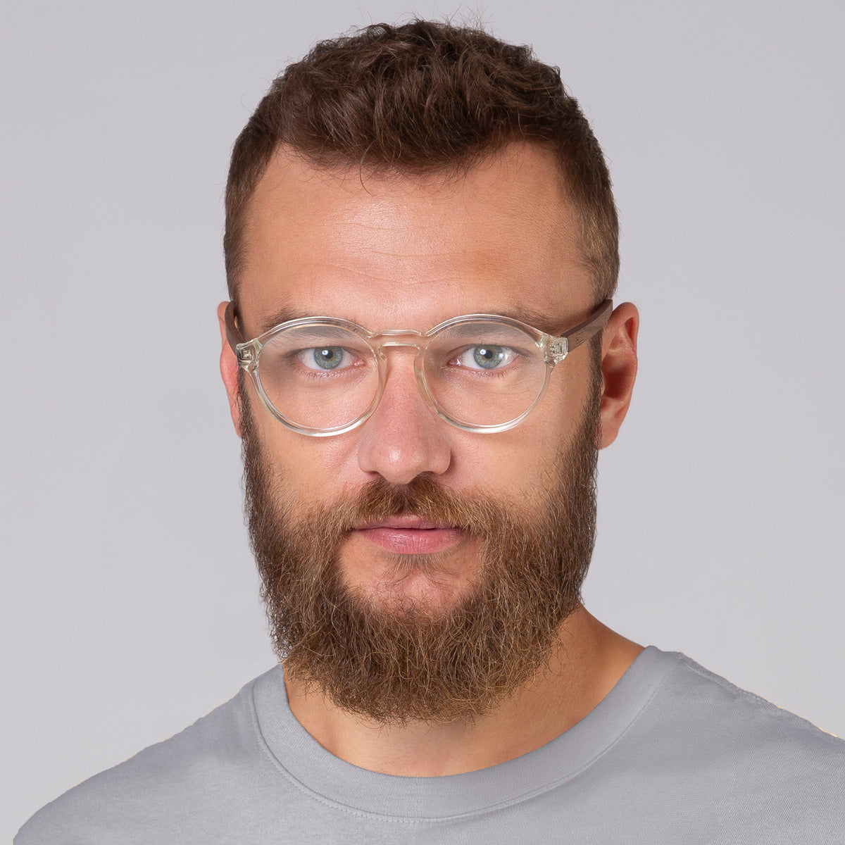 Armação Elli Cristal Transparente em modelo com rosto grande.