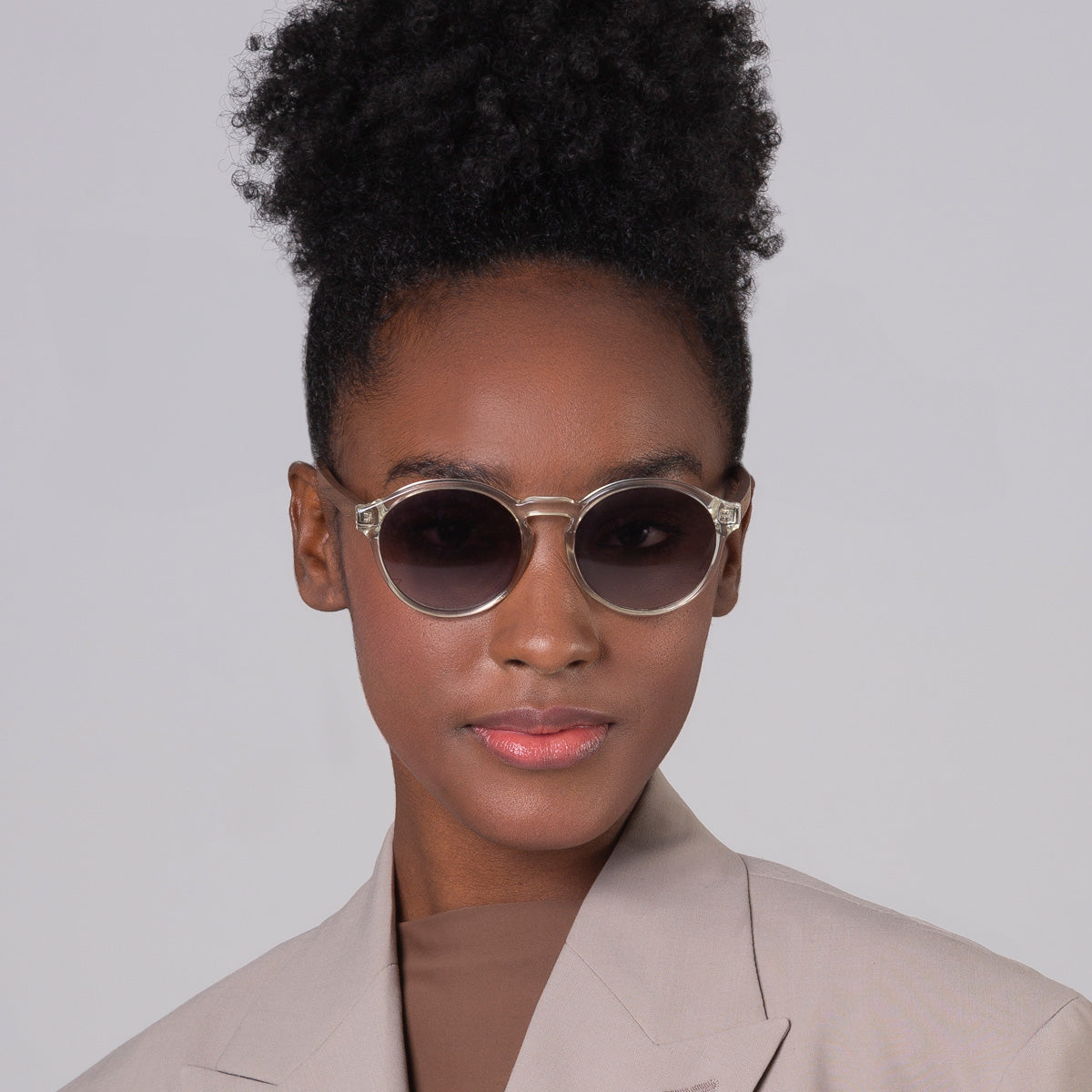 Óculos Elli Cristal em modelo com rosto pequeno.