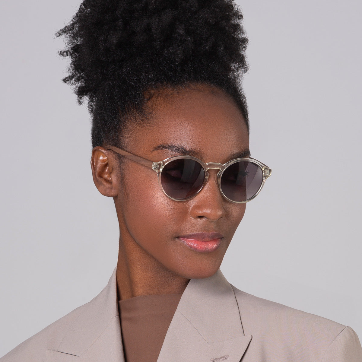 Óculos Elli Cristal em modelo com rosto pequeno.