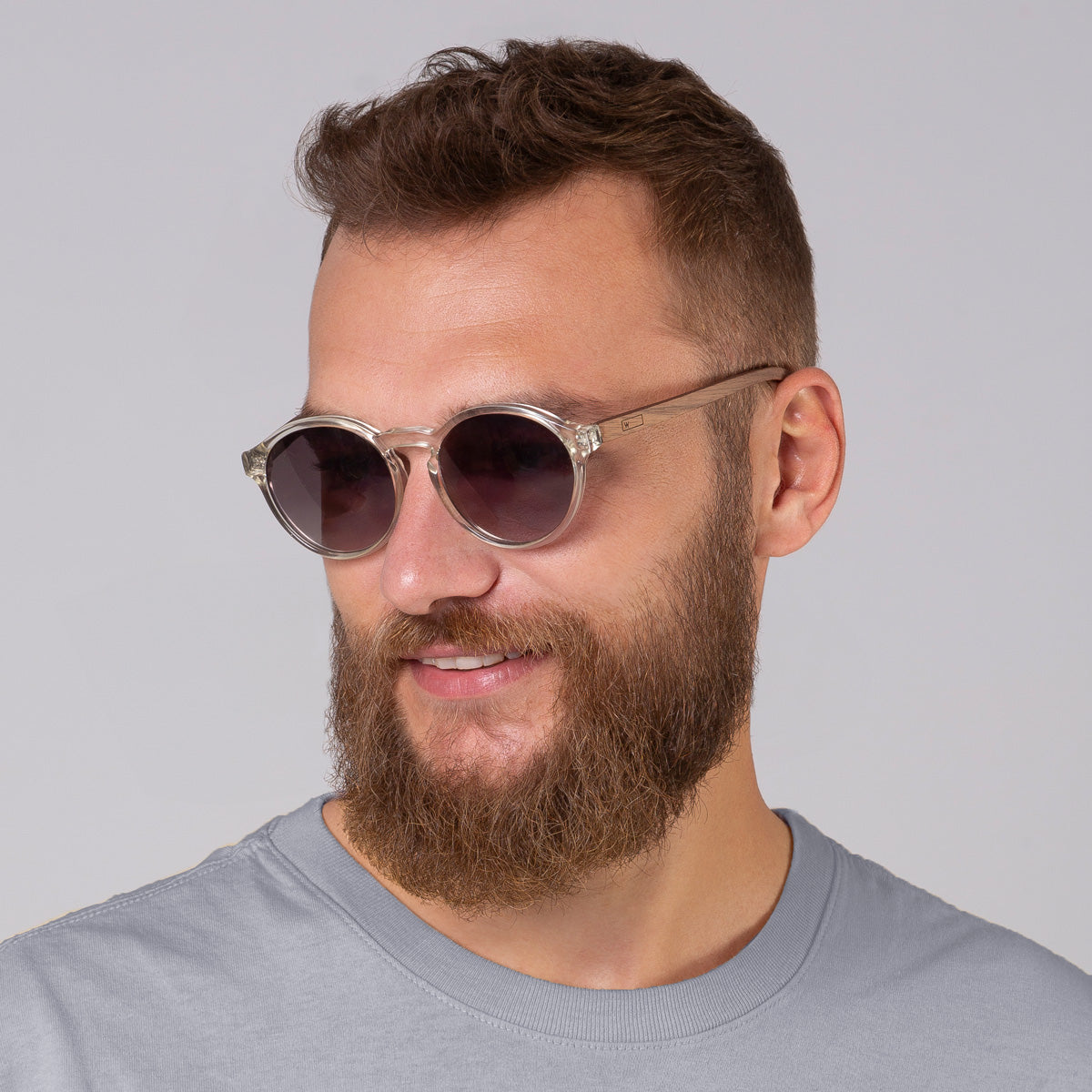 Óculos Elli Cristal em modelo com rosto grande.