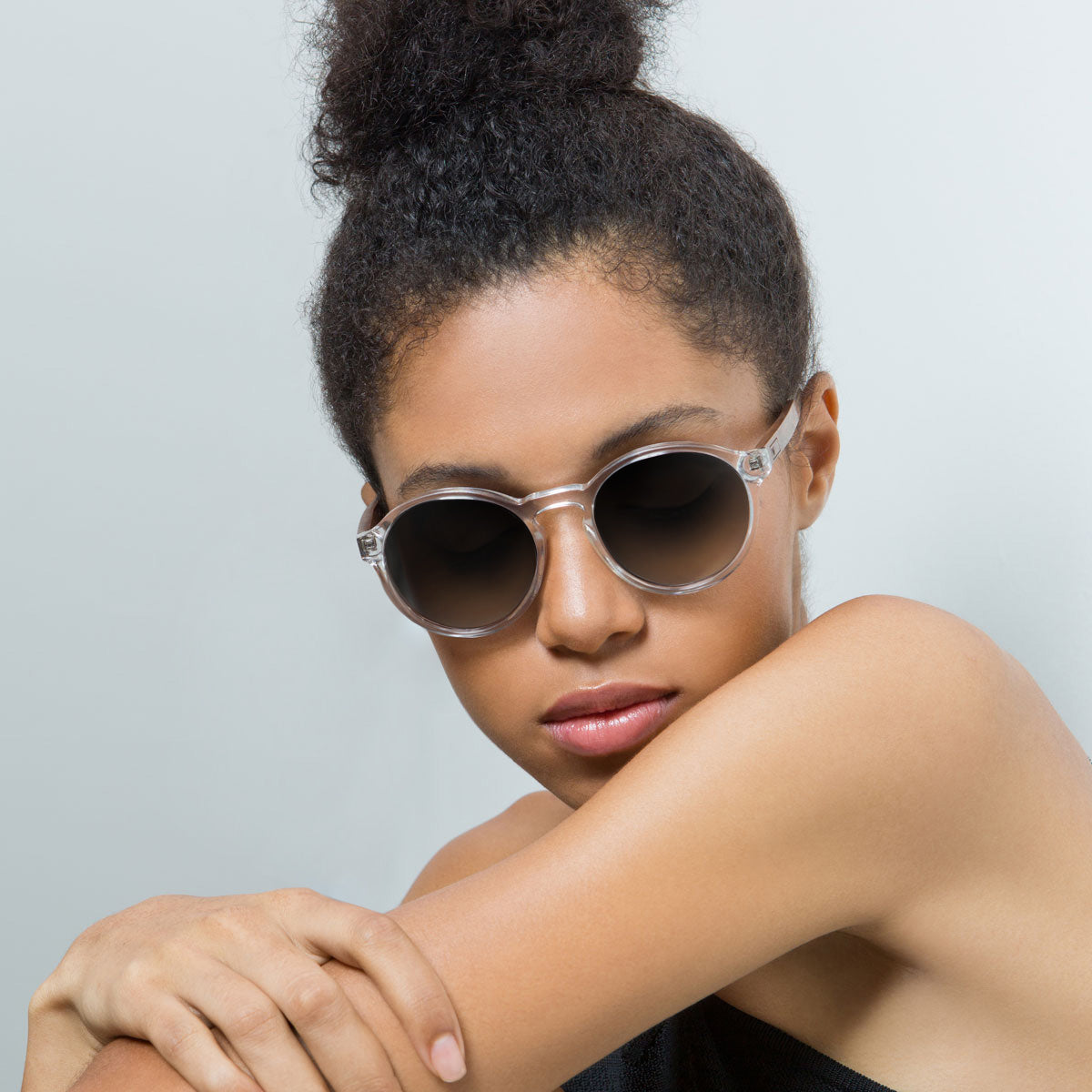 Modelo com rosto tamanho pequeno usa óculos Elli Cristal