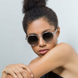 Modelo com rosto tamanho pequeno usa óculos Elli Cristal