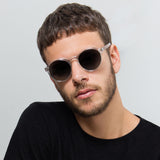 Modelo com rosto tamanho médio usa óculos Elli Cristal