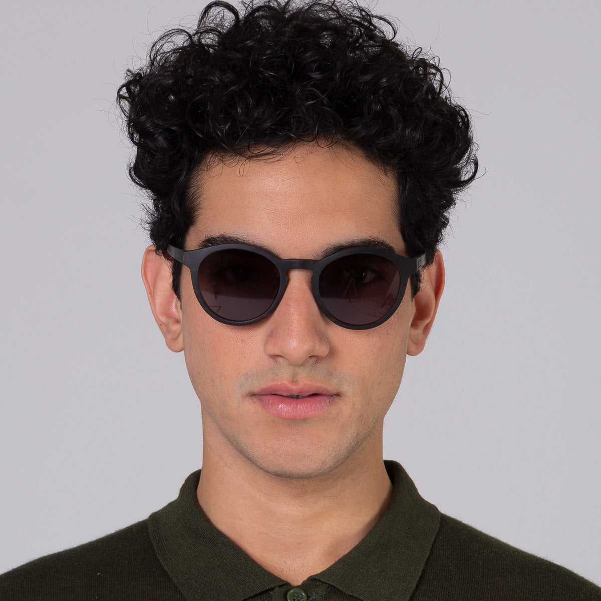 Elli dark em modelo com rosto grande