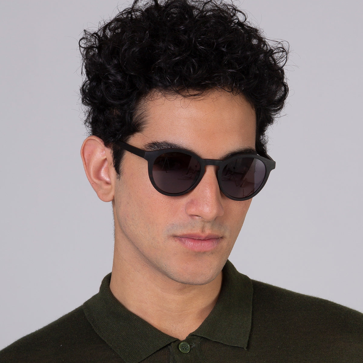 Elli dark em modelo com rosto grande