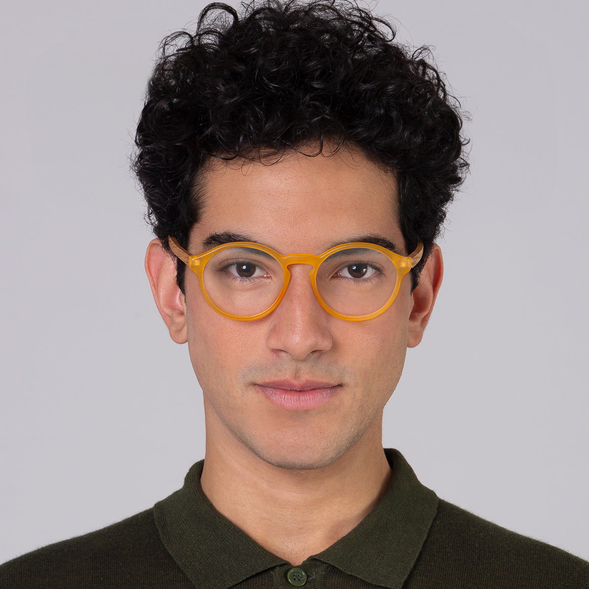 Armação Elli JW Gold Label em modelo com rosto grande.