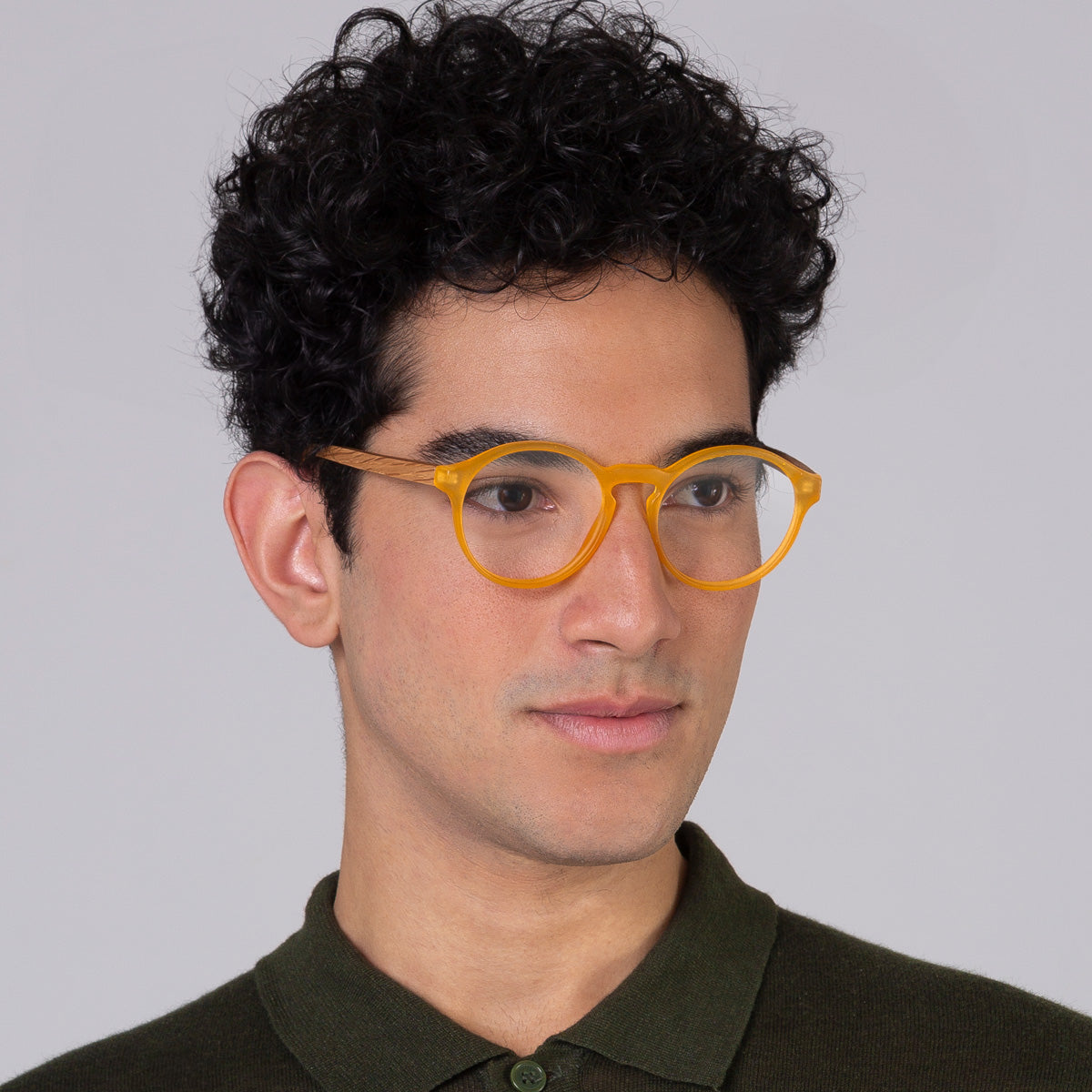 Armação Elli JW Gold Label em modelo com rosto grande.