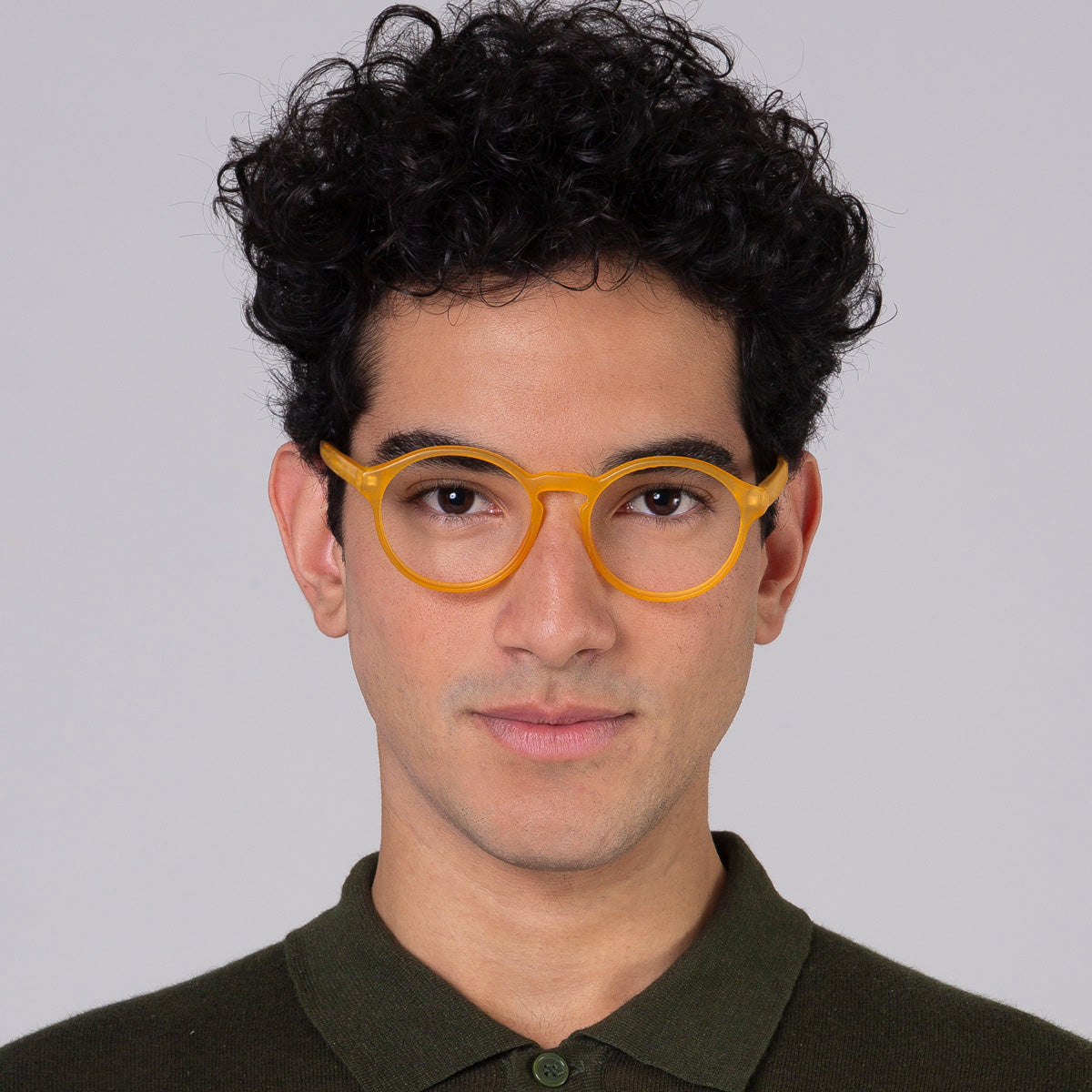 Armação Elli Gold Fosco em modelo com rosto grande.