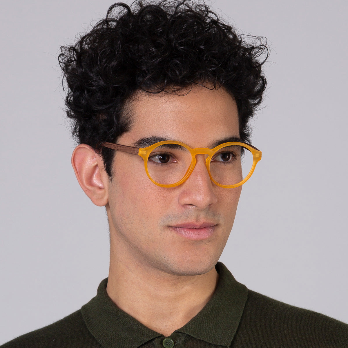 Armação Elli Gold Fosco em modelo com rosto grande.