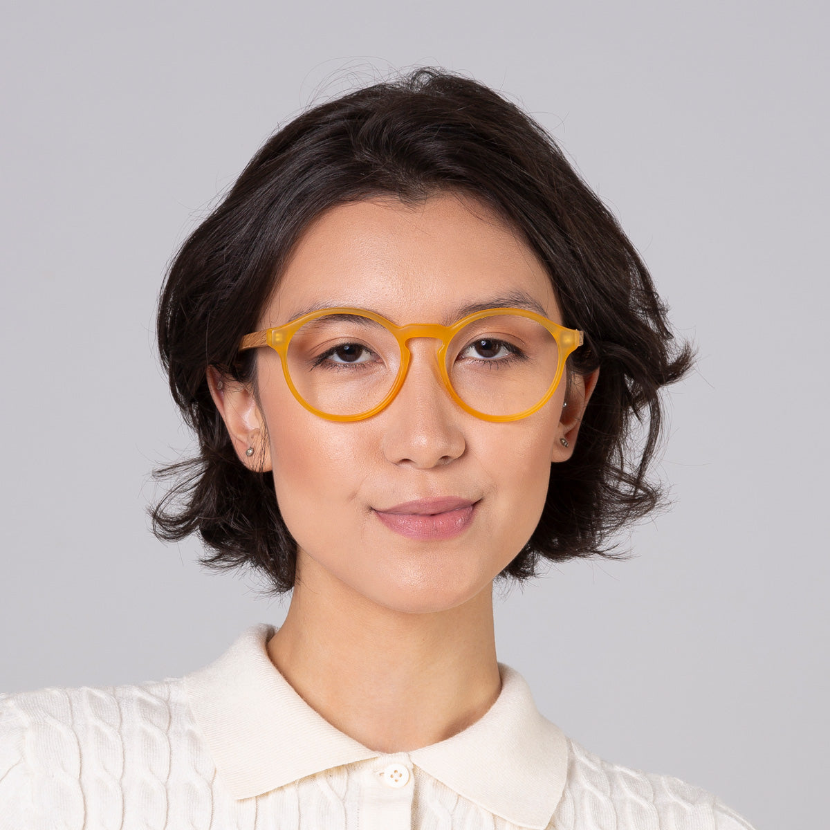 Armação Elli JW Gold Label em modelo com rosto médio.