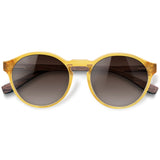 Elli Gold com lente de sol marrom degrade