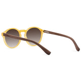 Elli Gold com lente de sol marrom degrade