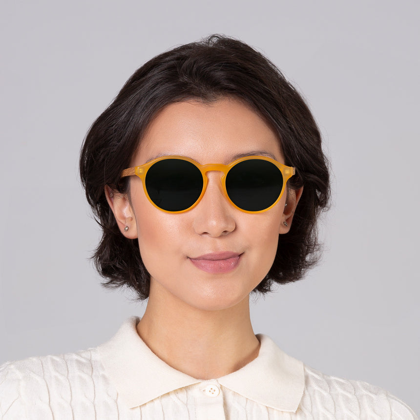 Óculos Elli JW Gold Label em modelo com rosto médio.