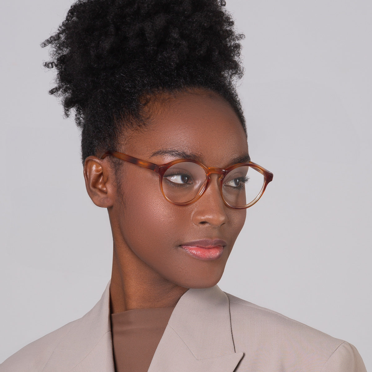 Armação Elli Havana em modelo com rosto pequeno.