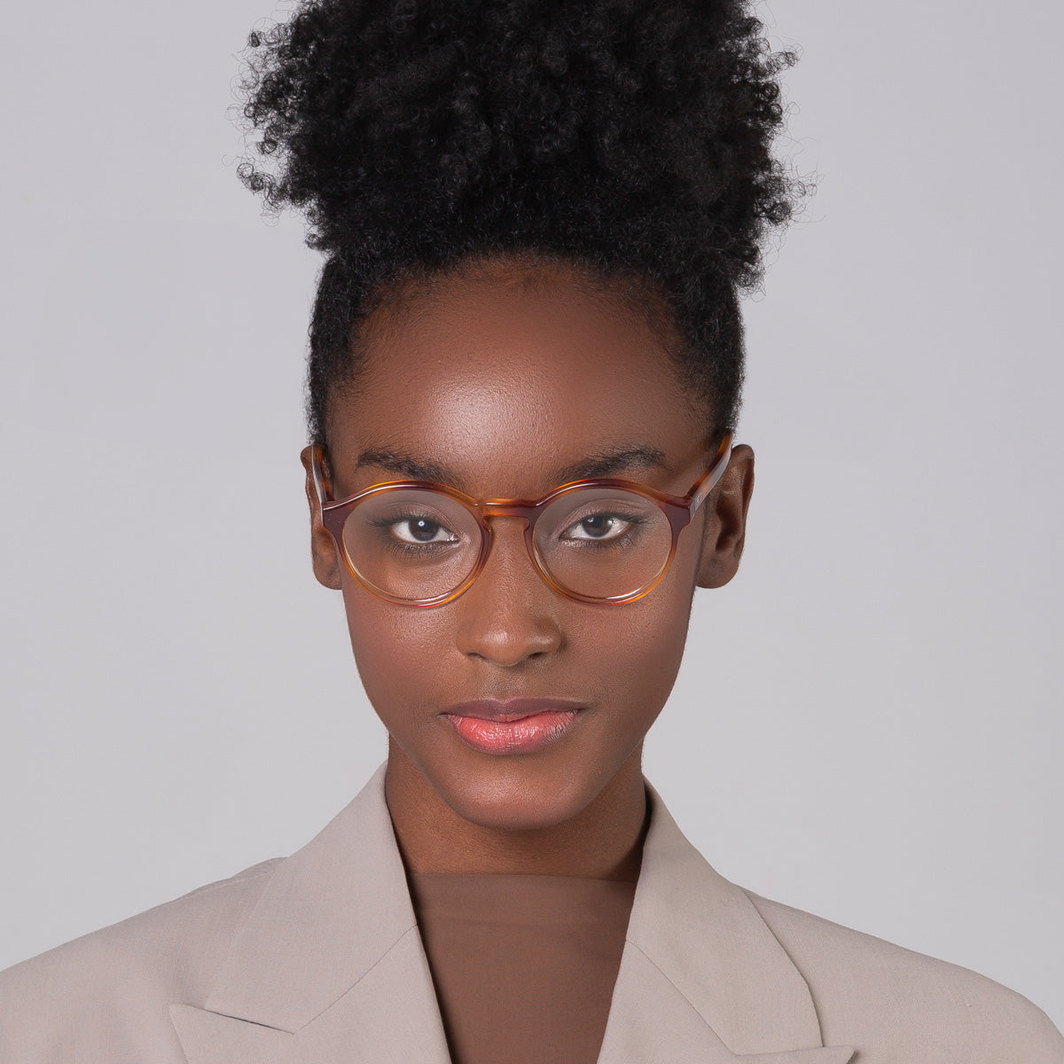 Armação Elli Havana em modelo com rosto pequeno.