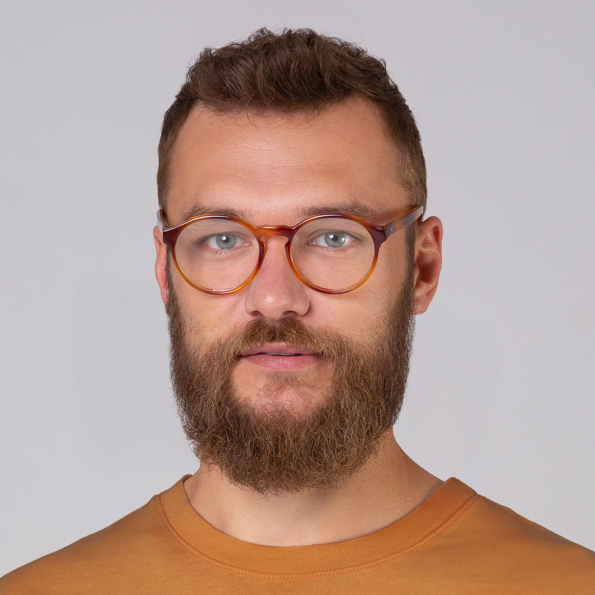 Armação Elli Havana em modelo com rosto grande.