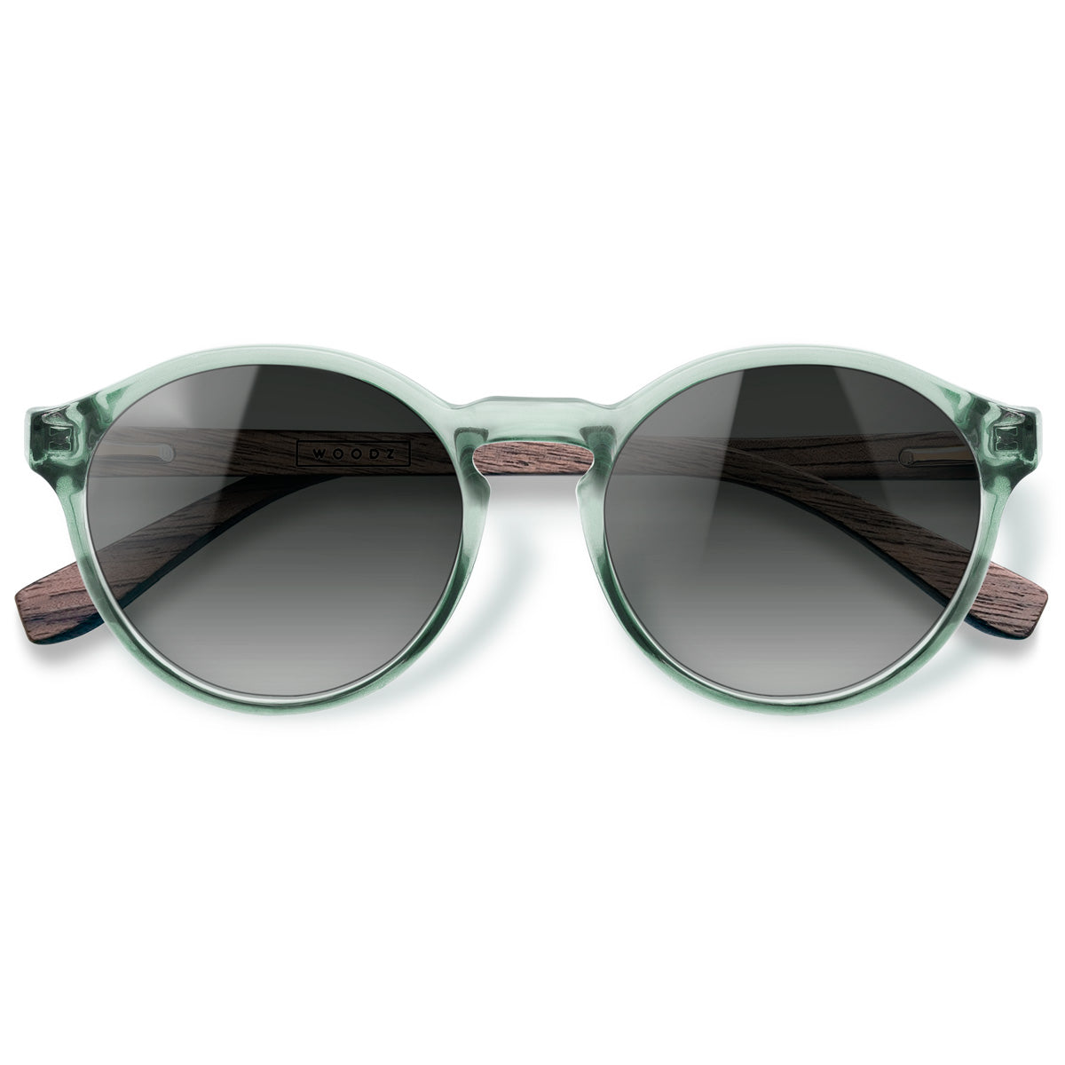 Elli Menta com lente de sol cinza degrade