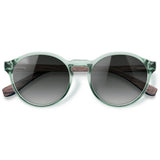 Elli Menta com lente de sol cinza degrade