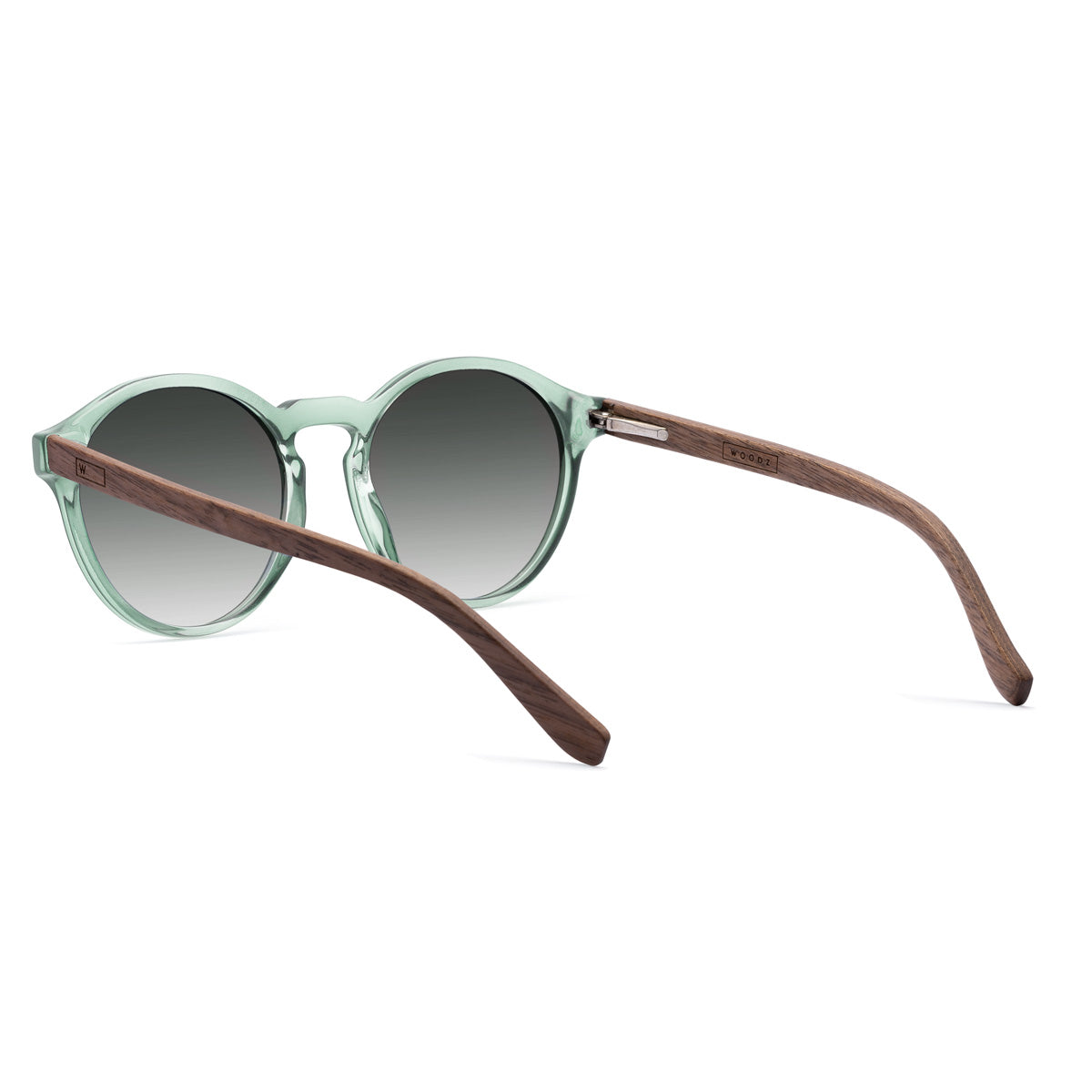 Elli Menta com lente de sol cinza degrade