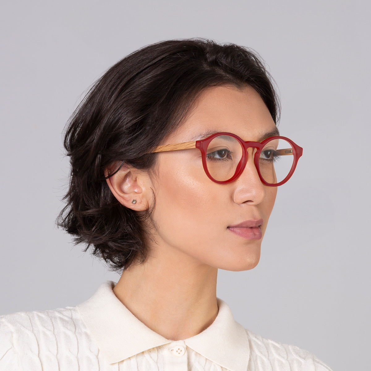 Armação Elli JW Red Label em modelo com rosto médio.