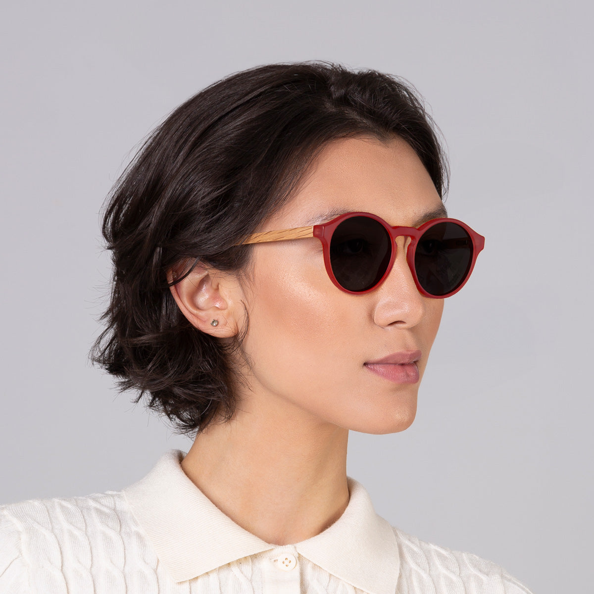 Óculos Elli JW Red Label em modelo com rosto médio.