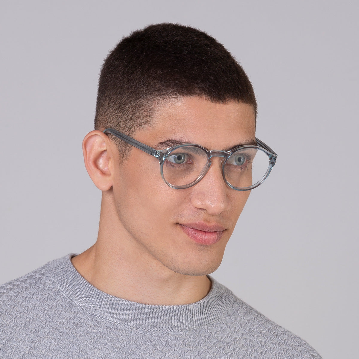 Armação Elli Sky em modelo com rosto pequeno.