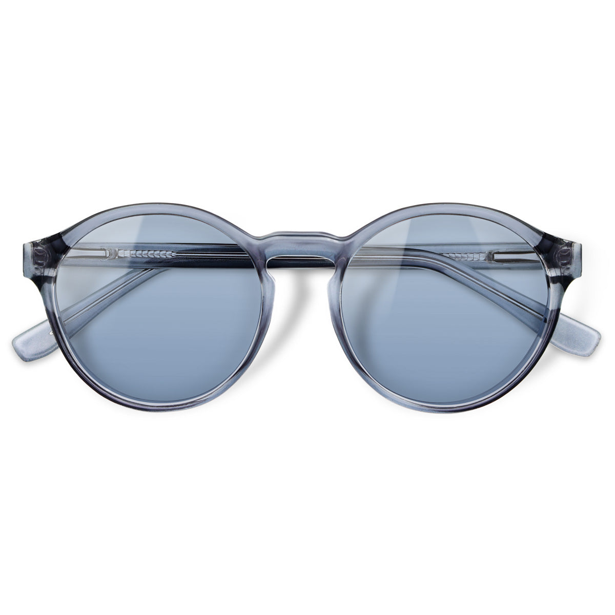 Elli Sky com lente colorida azul claro